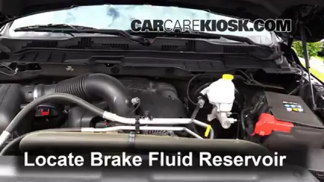2013 Ram 1500 Sport 5.7L V8 Crew Cab Pickup Liquide de frein Contrôler le niveau de liquide de frein